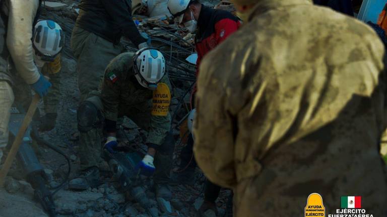 Elementos del Ejército mexicano participan en los rescates tras el sismo que afectó a Turquía.