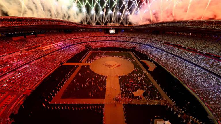 El pebetero se apaga en la ceremonia de clausura de Tokio 2020.