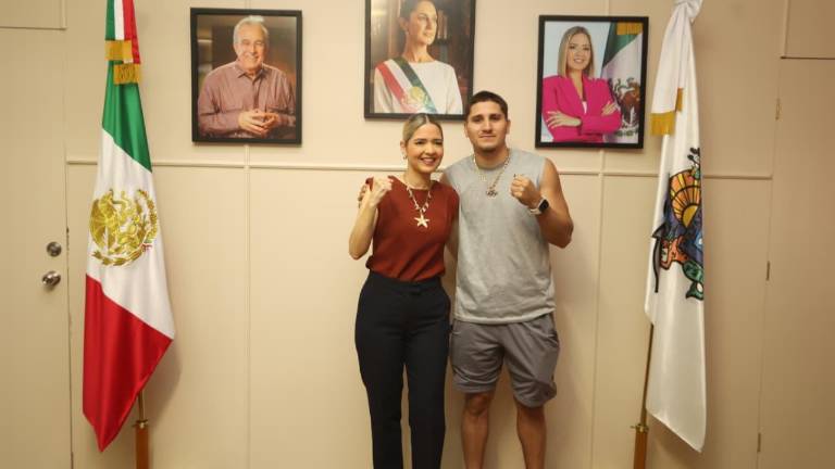 Marco Verde se reúne con Estrella Palacios para confirmar que peleará en Mazatlán a fin de año.