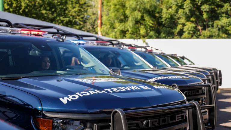 La Fiscalía General del Estado entregó 65 vehículos para fortalecer las labores de investigación en Sinaloa.