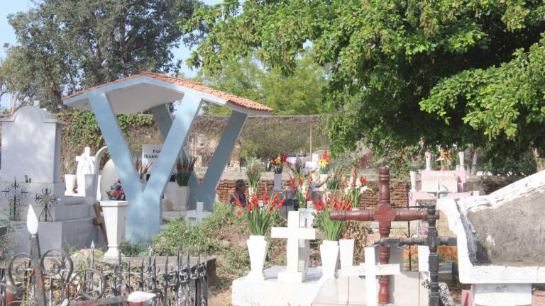 En Rosario autoridades iniciaron con los trabajos de limpieza de panteones.