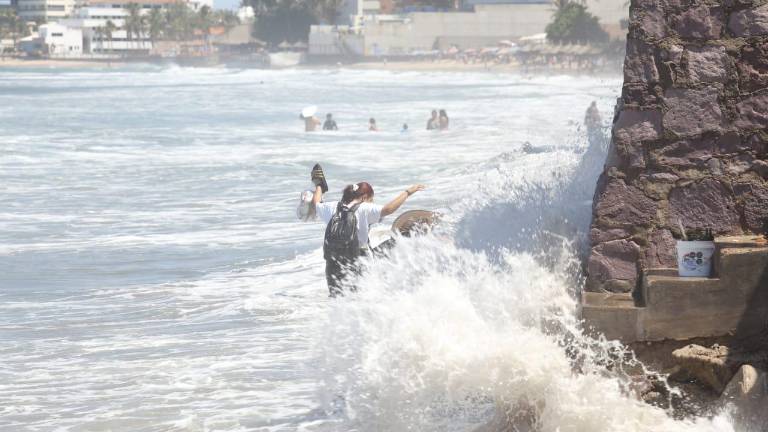 La tarde de este sábado aumentó el oleaje en playas de Mazatlán.