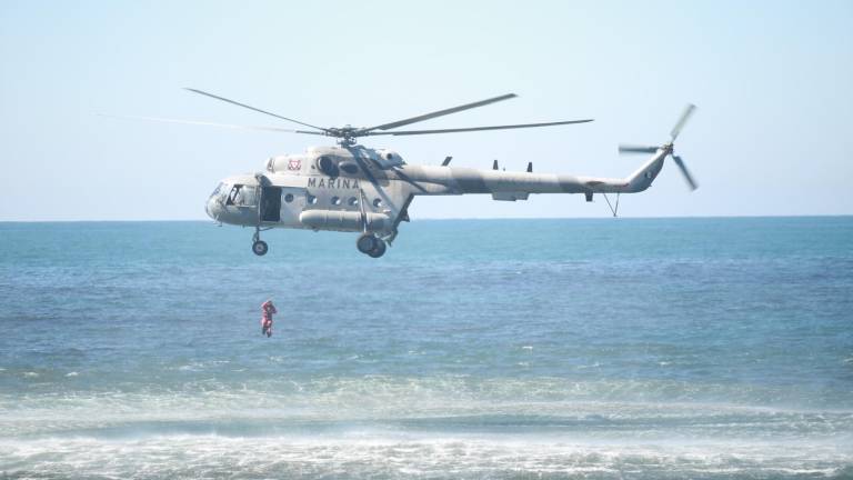 Elementos de la Secretaría de Marina muestran en la playa de Mazatlán uno de los operativos que realiza en el mar.