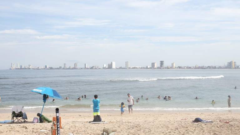 Disfrutan más de 11 mil personas de las playas de Mazatlán, entre el sábado y domingo