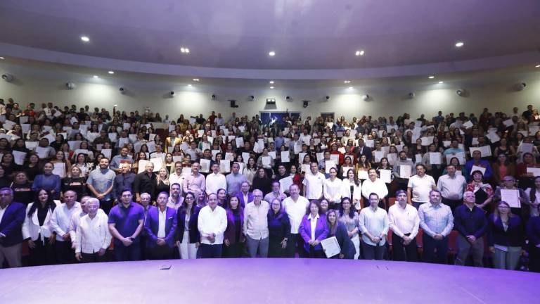 Durante la entrega de constancias del programa Práctica Educativa 2025, el Gobernador Rubén Rocha Moya destacó la importancia de la capacitación continua en el magisterio.