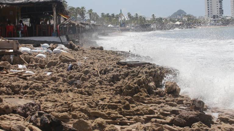 Remanentes del huracán Marie provocan fuerte erosión y cierre de playas en Mazatlán.