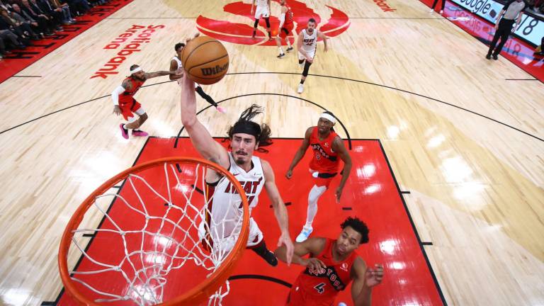 Heat mantiene a raya a Toronto Raptors