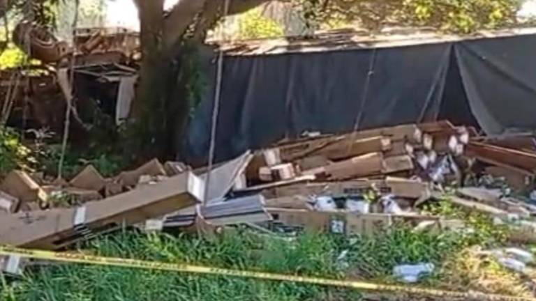 La unidad de carga se impactó contra un señalamiento vial y se volcó, lo que causó la muerte del conductor.
