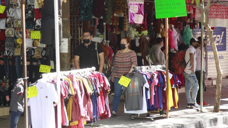 Pese al cambio de semáforo, el comercio del primer cuadro continuará implementando las medidas sanitarias.