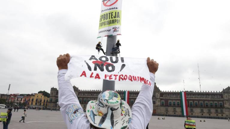 Protesta de Greenpeace en el Zócalo de la CDMX donde desplegaron una manta sobre el asta bandera en protesta contra la planta de amoniaco de Topolobampo.