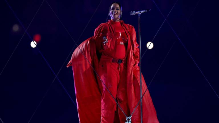 Rihanna regala una épica presentación con éxitos como “Umbrella” y “Diamonds”.