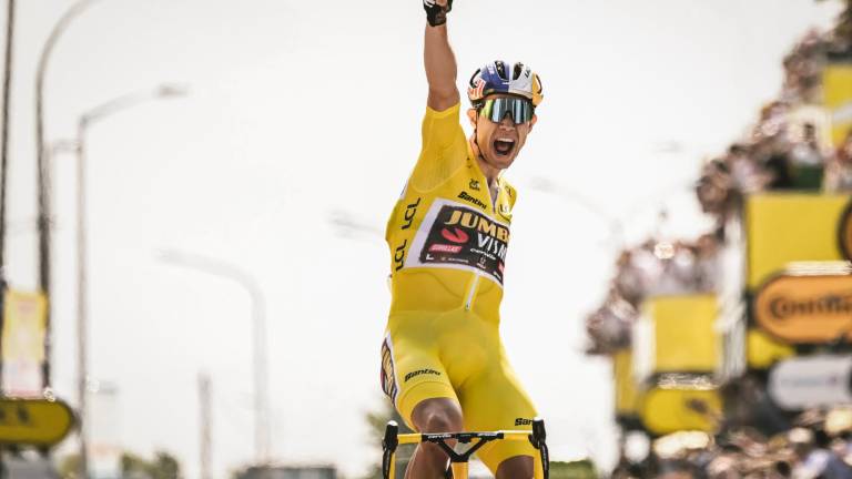Wount Van Aert gana volando y refuerza el amarillo, en el Tour de Francia 2022