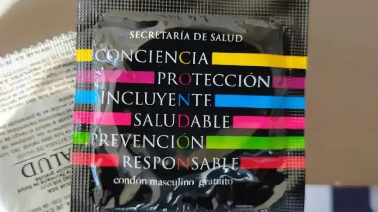 El kits consta de ocho preservativos masculinos, con información relacionada con las enfermedades de transmisión sexual.