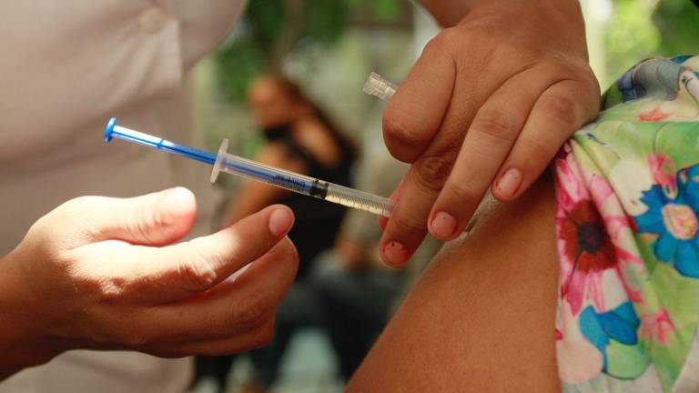 Una mujer recibe la vacuna contra el Covid-19.
