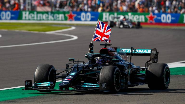 Lewis Hamilton gana ante su afición.