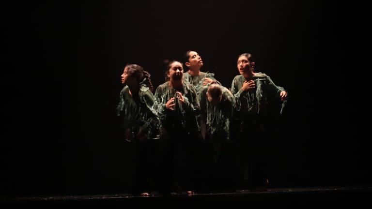 Alumnos de la Escuela Profesional de Danza de Mazatlán cerraron el ciclo escolar 2024-2025 en el Teatro Ángela Peralta, con la puesta en escena de “Rostros”.