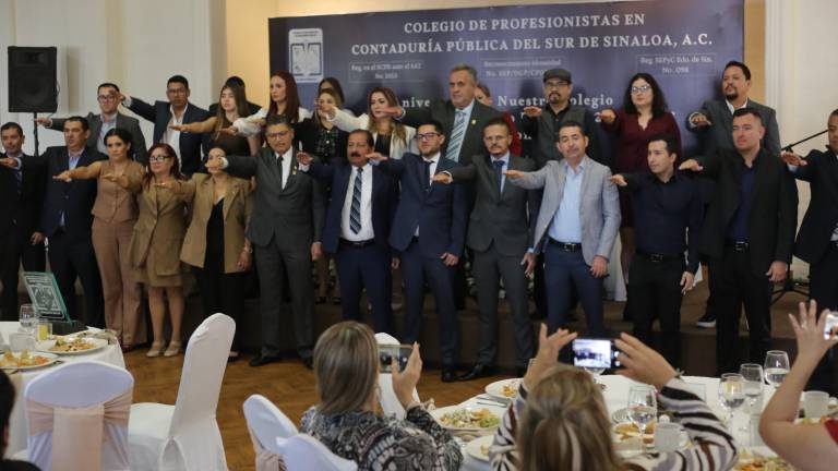 Los nuevos agremiados de la Junta de Consejo del Colegio de Profesionistas en Contaduría Pública del Sur de Sinaloa AC rinden protesta.