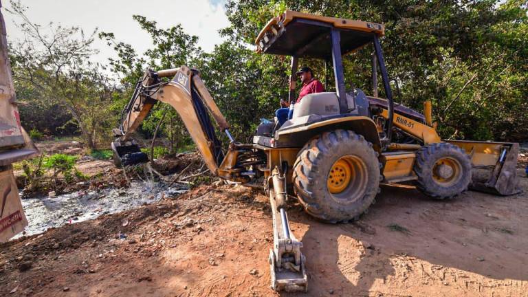 Inicio de los trabajos de conservación en el canal pluvial Quinta Chaplita, en Mazatlán.