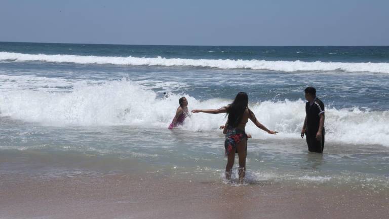 Entre semana en playa Brujas se llegan a tener de 130 a 150 personas, pero los fines de semana aumenta de 230 a 300 personas.