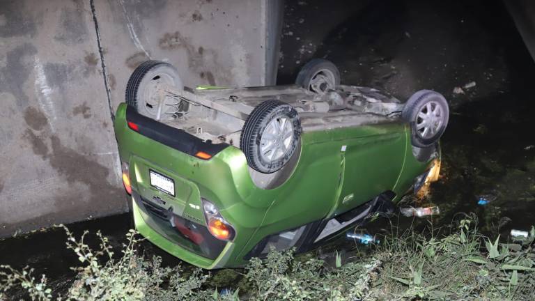 El automóvil compacto quedó volcado en el fondo del canal pluvial de la avenida Santa Rosa.
