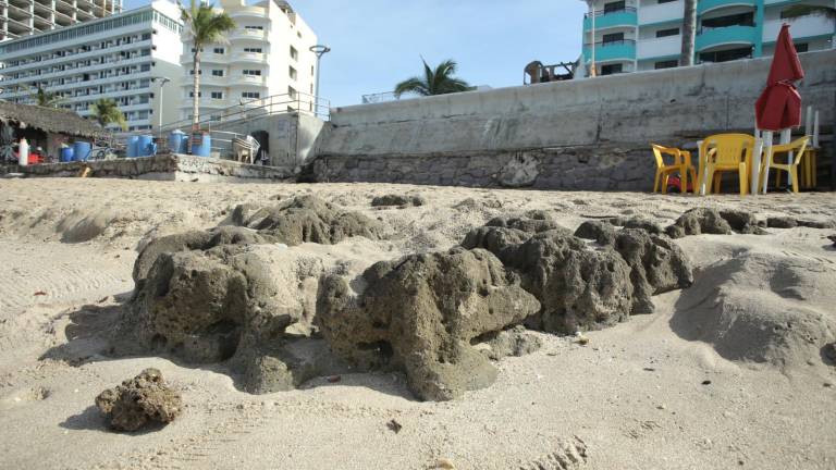 Tras las lluvias, las playas de Mazatlán registran erosiones.