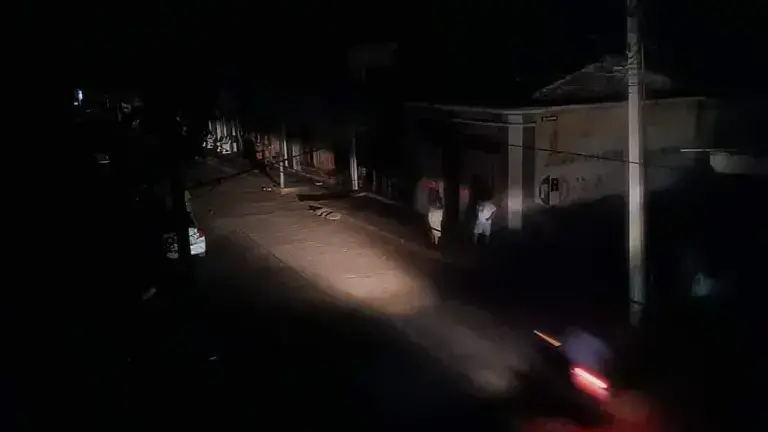 Vecinos del valle de Escuinapa pasan otra noche sin energía eléctrica debido a los apagones prolongados.