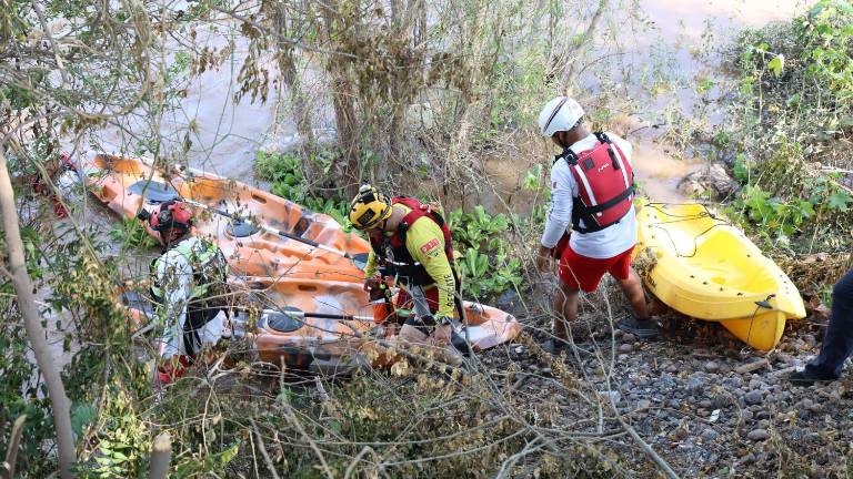 El adolescente y un amigo entraron al río para refrescarse.