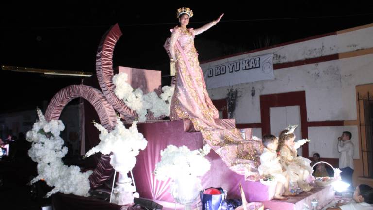 Las reinas desfilaron sobre vistosos carros alegóricos.