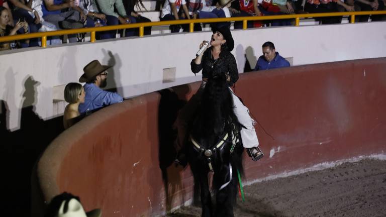 Diana Laura abre las actividades en el Lienzo Charro.