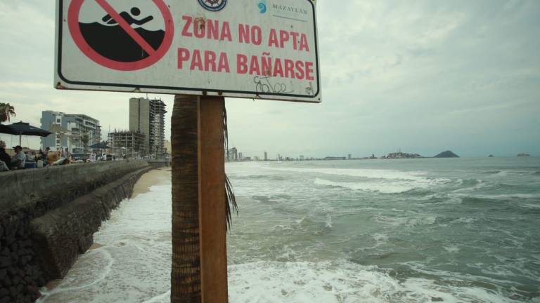 En los últimos días, las playas de Mazatlán han registrado un oleaje fuerte.