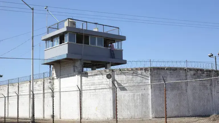 Internos del Centro Penitenciario “El Castillo” fueron trasladados a un penal federal de Michoacán.