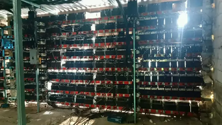 Autoridades federales y estatales aseguraron mil 032 equipos informáticos durante un cateo en un inmueble de la Sierra Norte de Puebla.