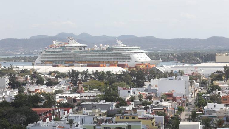 Este lunes llegó a Mazatlán el crucero turísticos Navigator of the Seas.