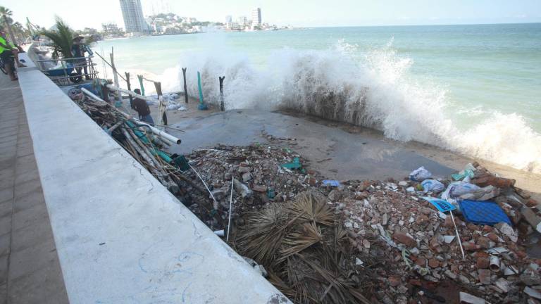 El oleaje en la bahía de Mazatlán destruyó una palapa.