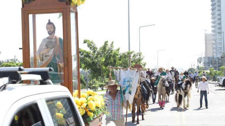 Decenas de charros a caballo acompañan a la imagen de San Judas Tadeo.