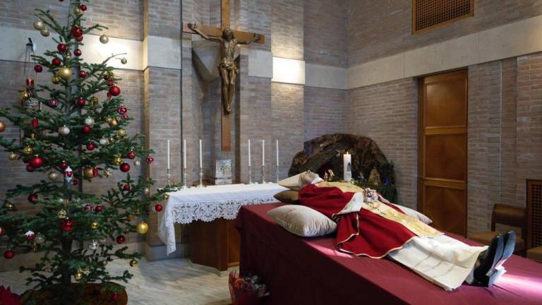 El cuerpo del Papa emérito Benedicto XVI reposa en el monasterio Mater Ecclesiae, como se observa en video difundido por El Vaticano.