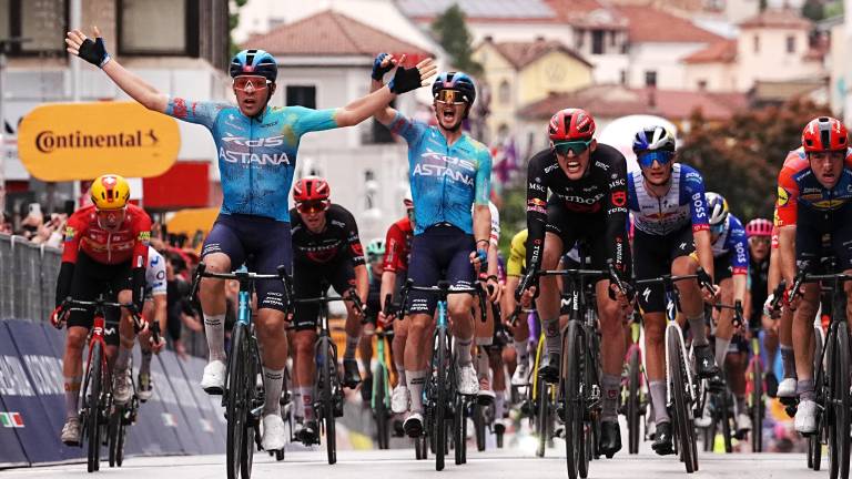 Bajo lluvia y tensión, Silva lanzó un ataque demoledor en los últimos 300 metros para arrebatar la maglia rosa a Paul Magnier.