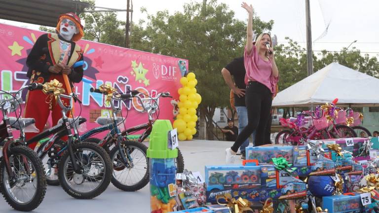 Cientos de niñas y niños disfrutaron de un ambiente festivo en las canchas deportivas de “El Chaflán”.
