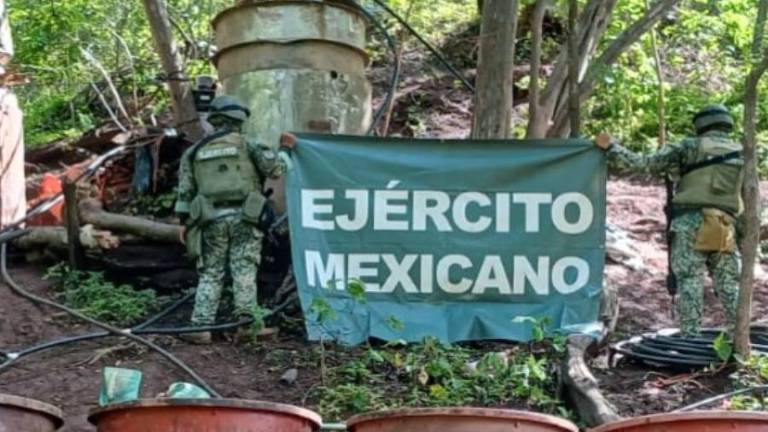 Autoridades federales inhabilitaron un laboratorio clandestino y aseguraron insumos en Culiacán.