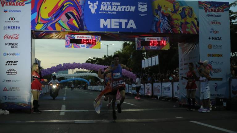 Roberto Medina llega triunfal a la meta.