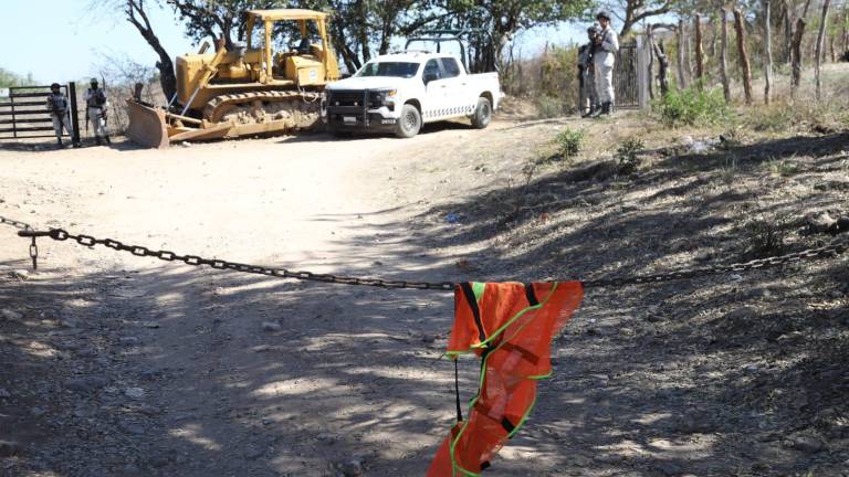 El acceso al predio fue delimitado y vigilado por fuerzas federales mientras se reanudan las diligencias.