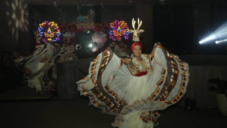 Color, música y tradición se fusionaron en la inauguración carnavalera del Gran Acuario Mazatlán.