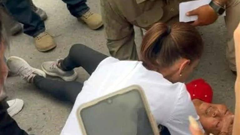 Claudia Sheinbaum se acercó a una adulta mayor que cayó al suelo durante su visita a San Luis Potosí.