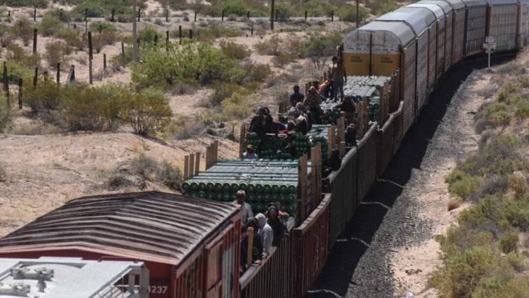 MIgrantes viajan en vagones del tren de carga a unos 50 kilómetros de Ciudad Juárez.