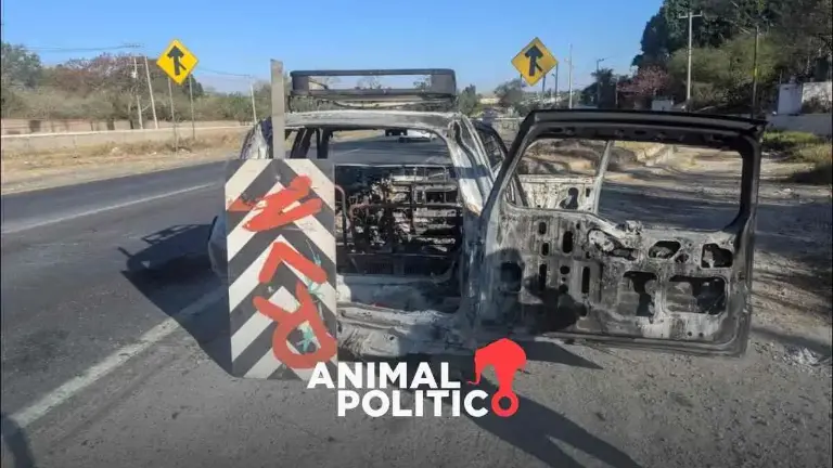 El vehículo que les arrebataron con violencia y que luego incendiaron para bloquear la carretera.
