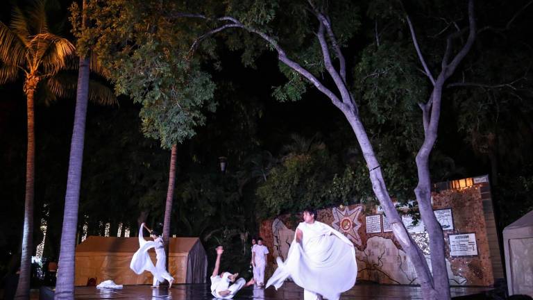 A través de la danza, vestidos de color blanco, los bailarines compartieron un mensaje de felicidad, resiliencia, armonía y hermandad