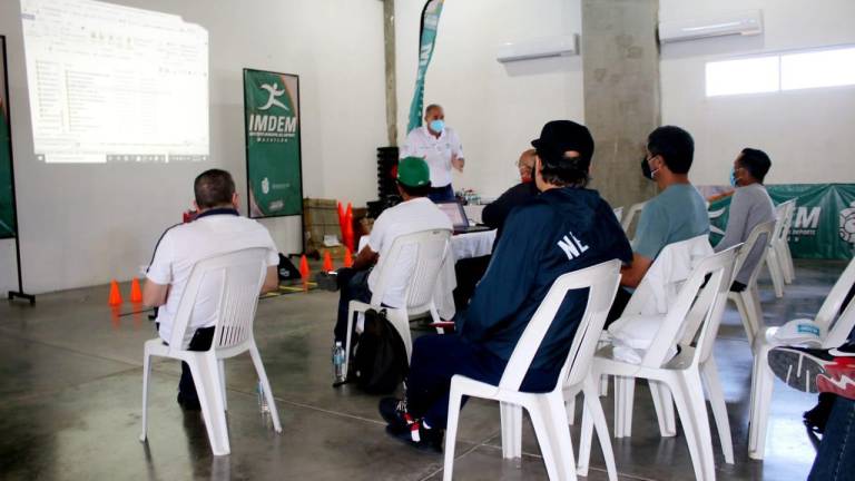 Entrenadores de beisbol toman el curso “Fundamentos para el Desarrollo de un Plan de Entrenamiento”.