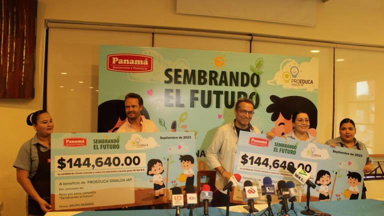 Luis Osuna Vidaurri entrega dos cheques a la Fundación Pro-educa.