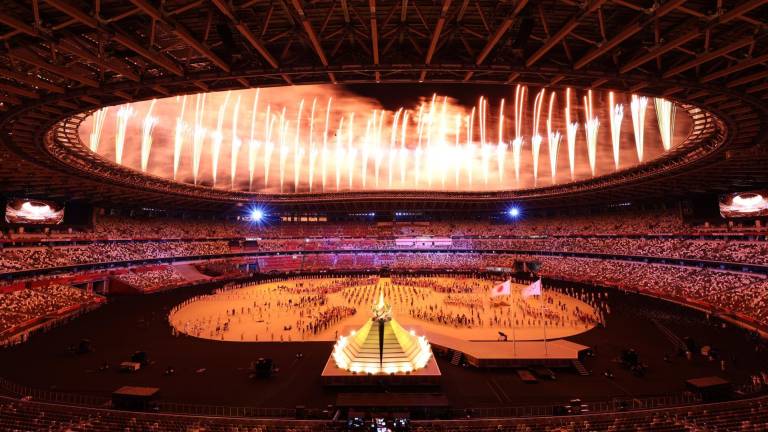 El Estadio Olímpico de Tokio, con el pebetero encendido, luce fuegos artificiales.