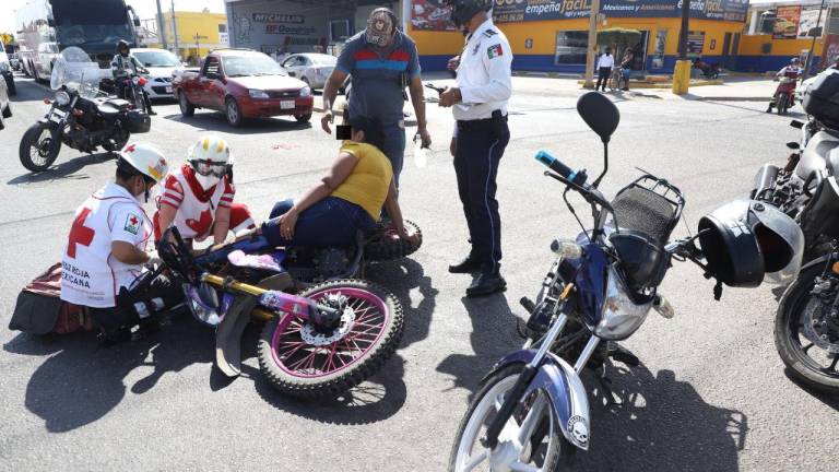 Motociclistas resultan lesionados al chocar en crucero del Libramiento Colosio en Mazatlán